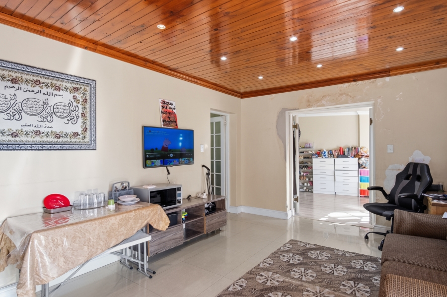 8 Bedroom Property for Sale in Walmer Estate Western Cape